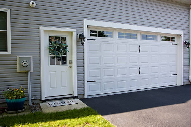 24/7 Emergency Garage Door Panel Replacement experts in Round Lake Park, IL